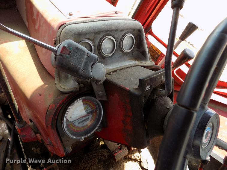 image for item FG9254 1976 International 1466 tractor