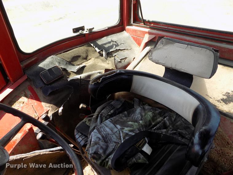 image for item FG9254 1976 International 1466 tractor