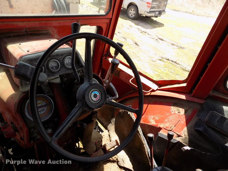 image for item FG9254 1976 International 1466 tractor