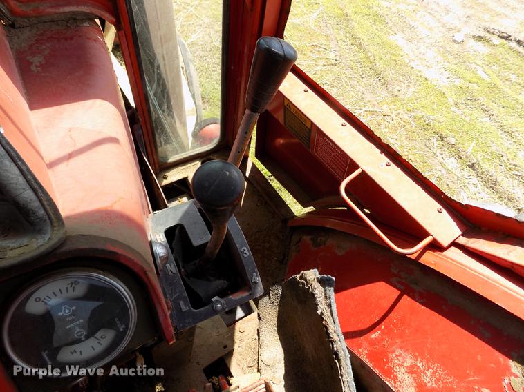 image for item FG9254 1976 International 1466 tractor