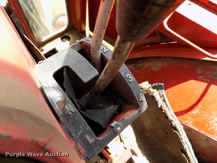 image for item FG9254 1976 International 1466 tractor