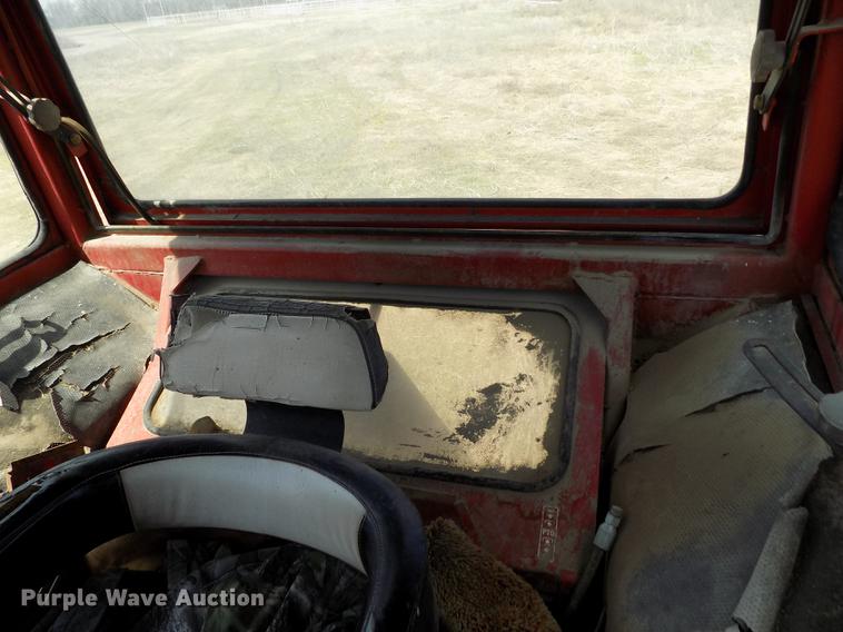 image for item FG9254 1976 International 1466 tractor