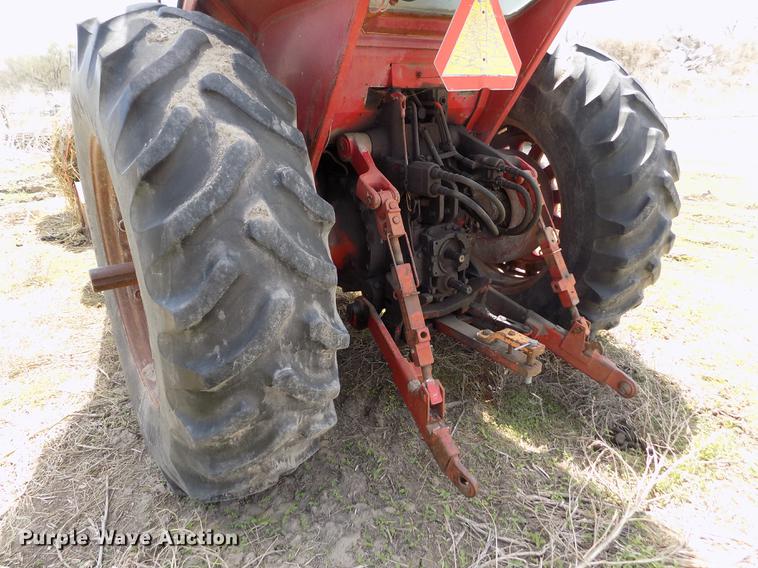image for item FG9254 1976 International 1466 tractor