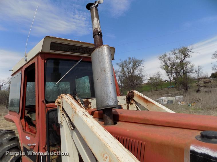 image for item FG9254 1976 International 1466 tractor