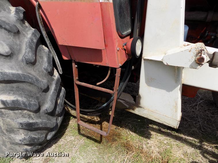 image for item FG9254 1976 International 1466 tractor
