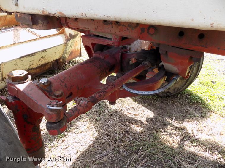 image for item FG9254 1976 International 1466 tractor