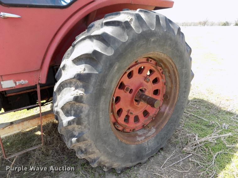 image for item FG9254 1976 International 1466 tractor