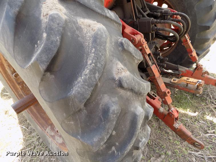 image for item FG9254 1976 International 1466 tractor