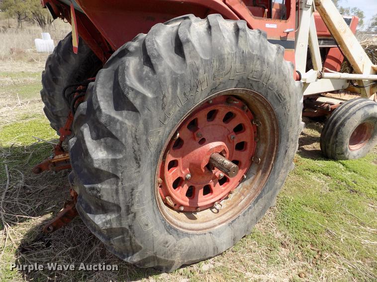 image for item FG9254 1976 International 1466 tractor