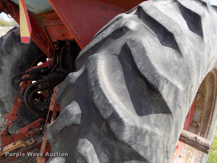 image for item FG9254 1976 International 1466 tractor