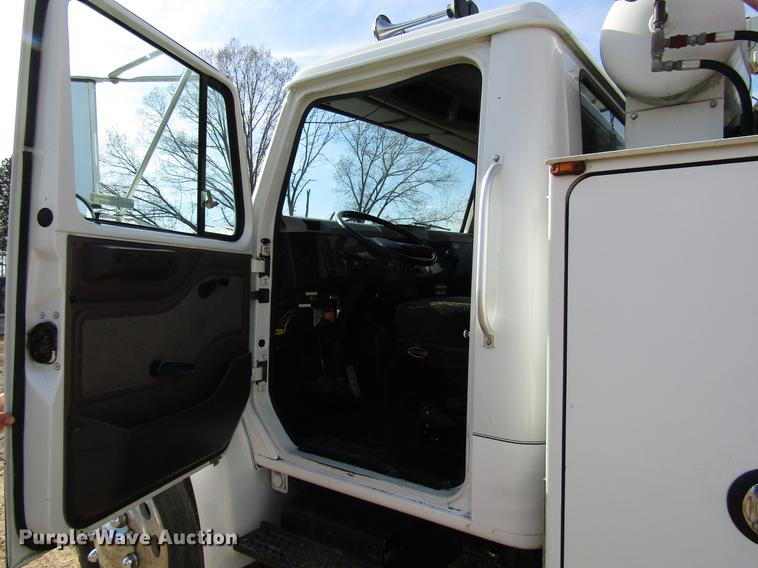 image for item FJ9635 1998 International 4700 service truck with crane