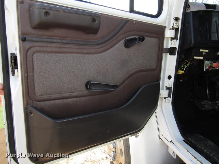 image for item FJ9635 1998 International 4700 service truck with crane