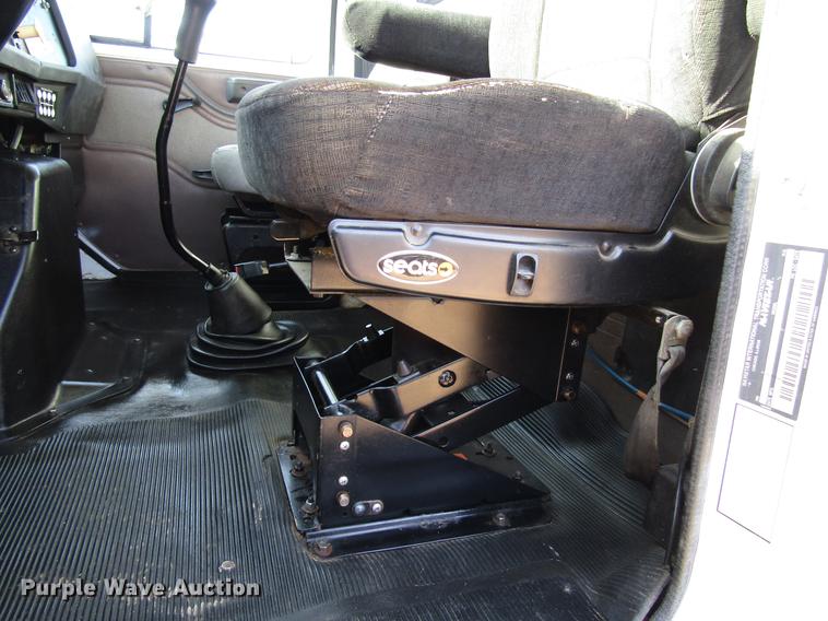 image for item FJ9635 1998 International 4700 service truck with crane