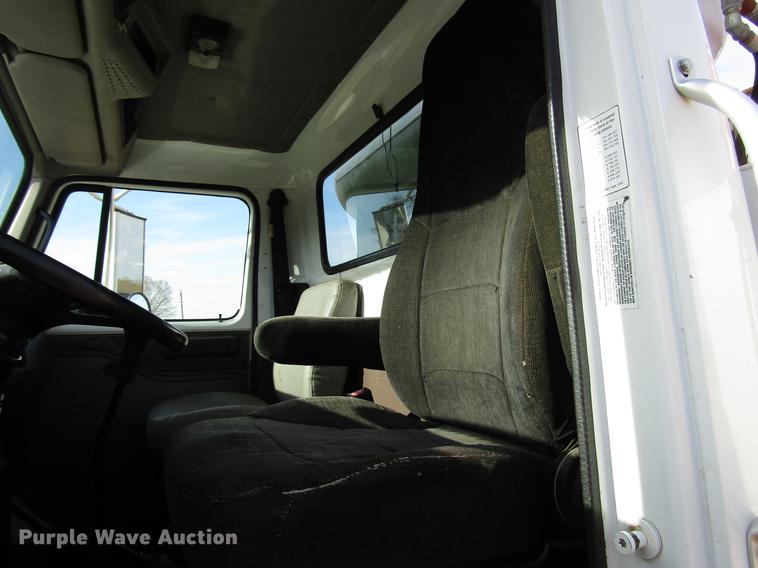 image for item FJ9635 1998 International 4700 service truck with crane