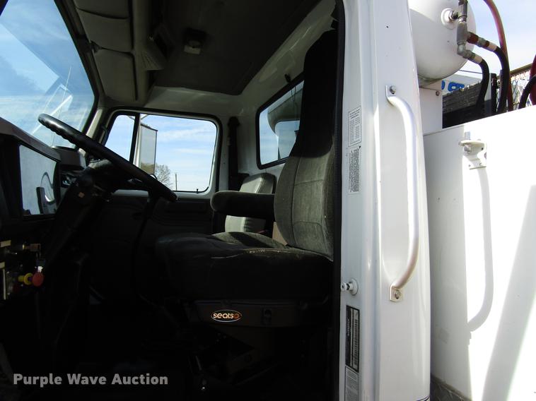 image for item FJ9635 1998 International 4700 service truck with crane