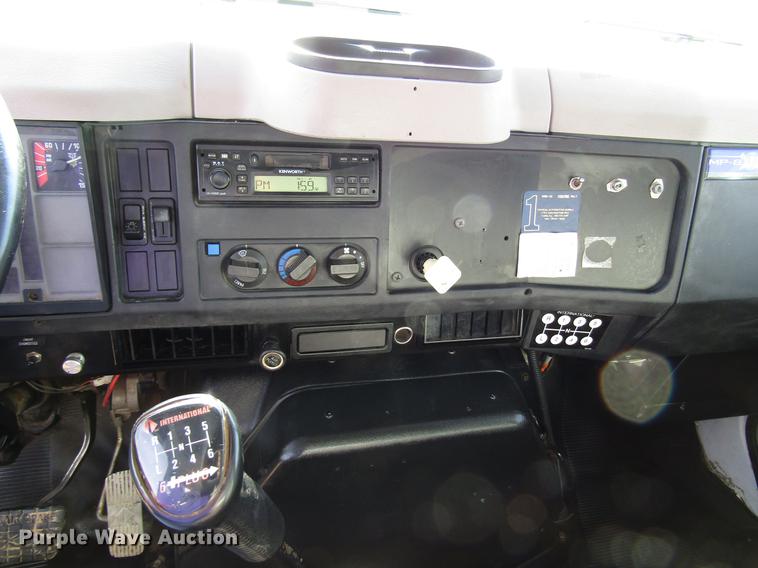 image for item FJ9635 1998 International 4700 service truck with crane