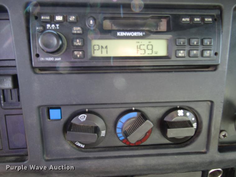 image for item FJ9635 1998 International 4700 service truck with crane