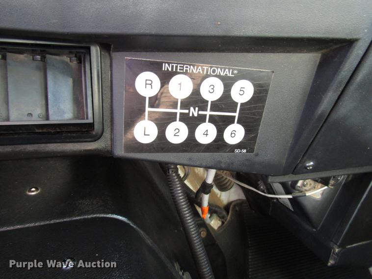 image for item FJ9635 1998 International 4700 service truck with crane