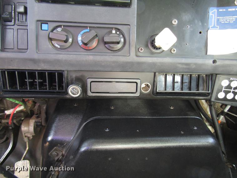 image for item FJ9635 1998 International 4700 service truck with crane