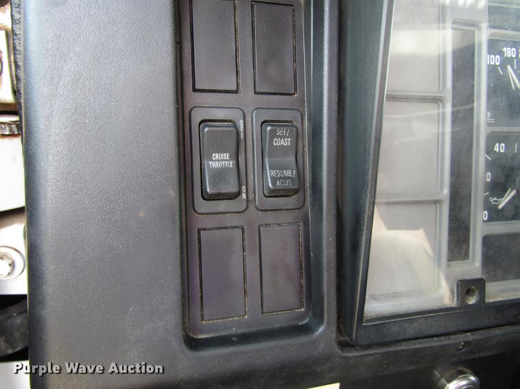 image for item FJ9635 1998 International 4700 service truck with crane