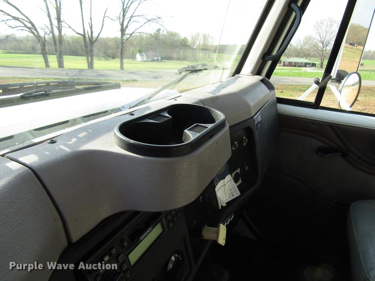 image for item FJ9635 1998 International 4700 service truck with crane