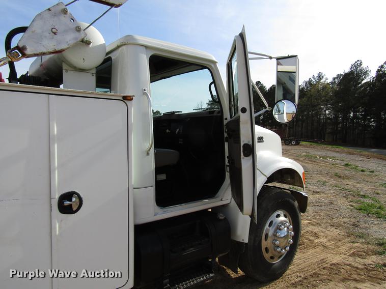 image for item FJ9635 1998 International 4700 service truck with crane