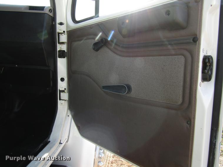 image for item FJ9635 1998 International 4700 service truck with crane