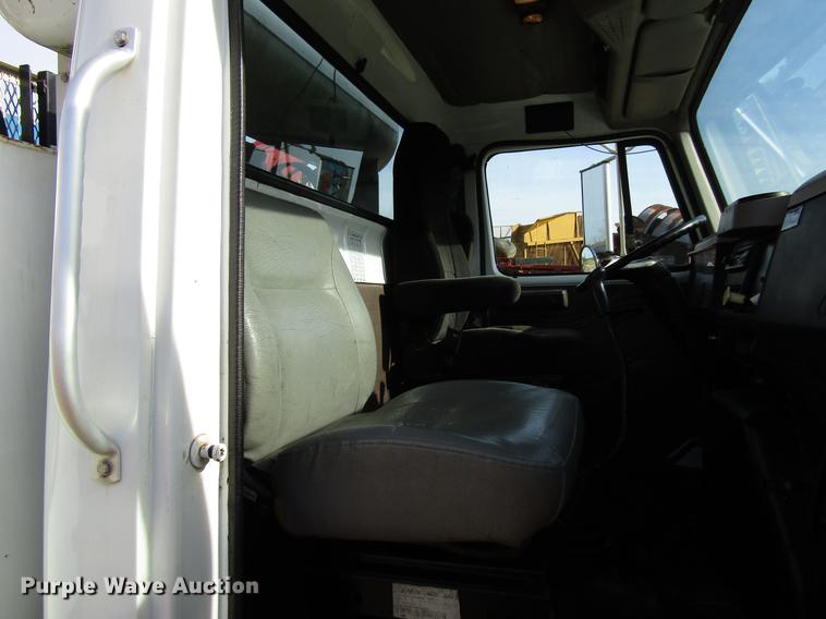 image for item FJ9635 1998 International 4700 service truck with crane