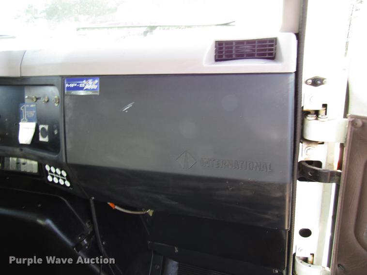 image for item FJ9635 1998 International 4700 service truck with crane