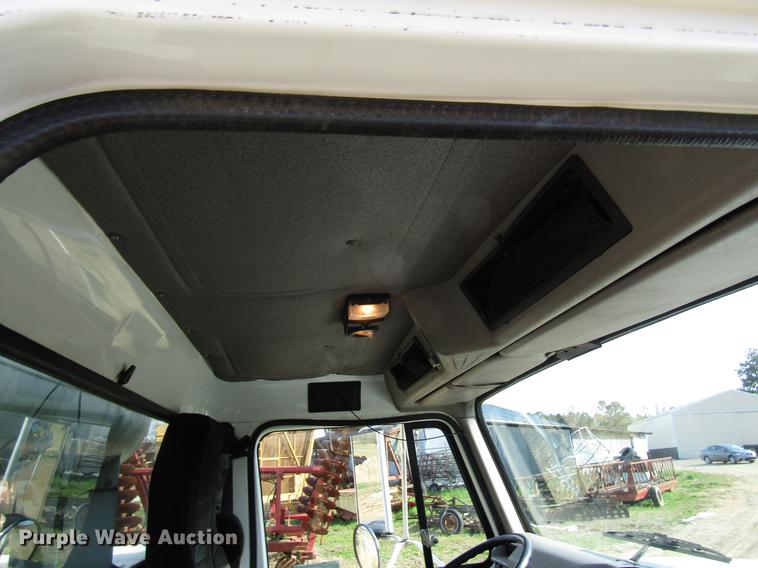 image for item FJ9635 1998 International 4700 service truck with crane