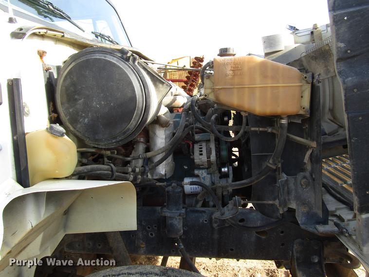 image for item FJ9635 1998 International 4700 service truck with crane