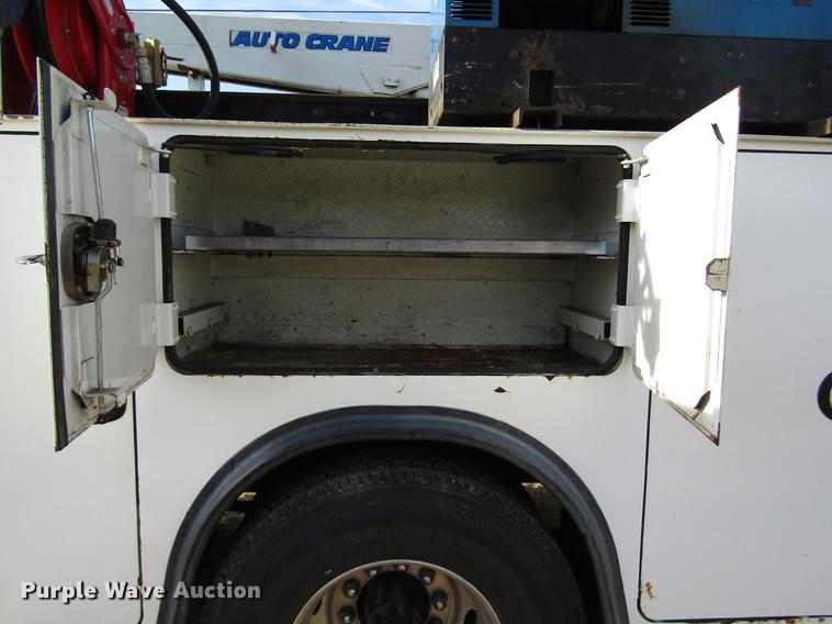 image for item FJ9635 1998 International 4700 service truck with crane