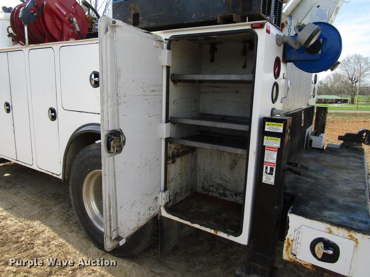 image for item FJ9635 1998 International 4700 service truck with crane