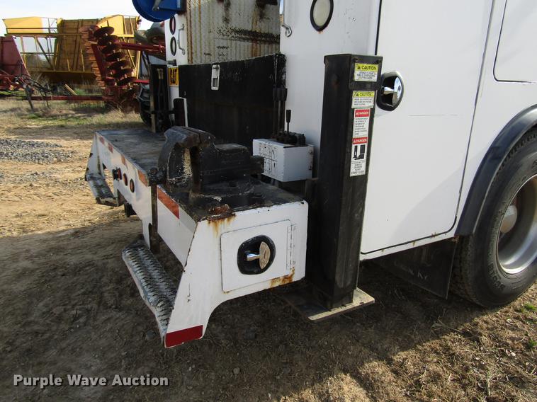 image for item FJ9635 1998 International 4700 service truck with crane