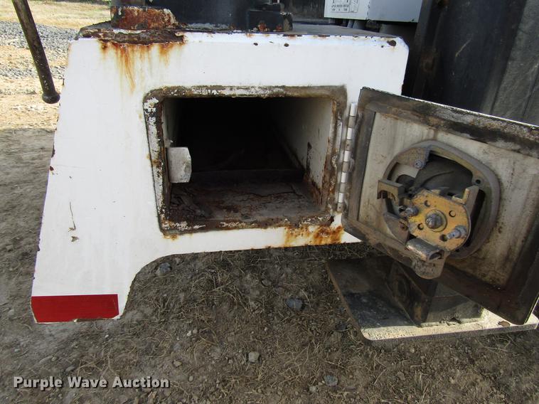 image for item FJ9635 1998 International 4700 service truck with crane