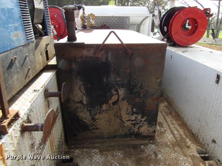 image for item FJ9635 1998 International 4700 service truck with crane