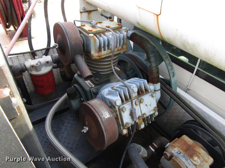 image for item FJ9635 1998 International 4700 service truck with crane