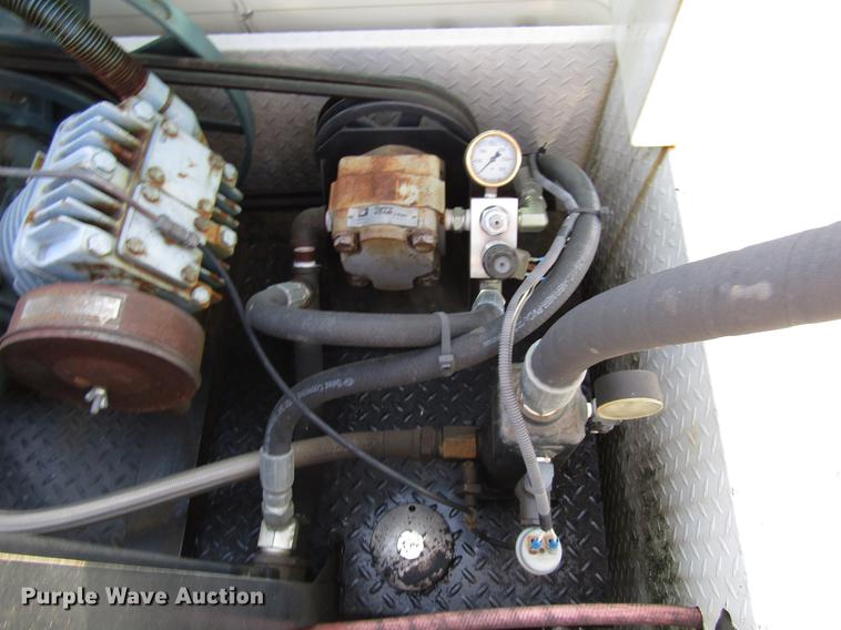 image for item FJ9635 1998 International 4700 service truck with crane