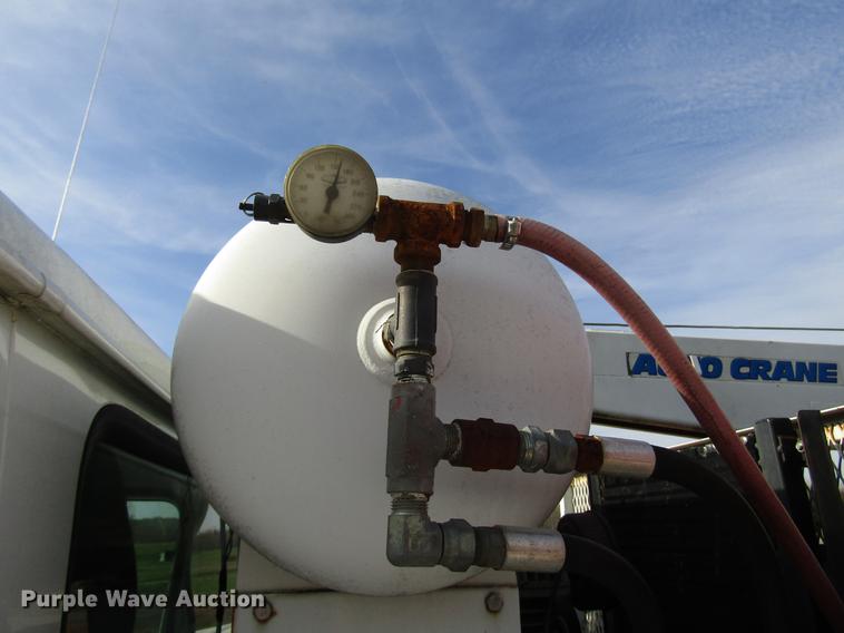 image for item FJ9635 1998 International 4700 service truck with crane