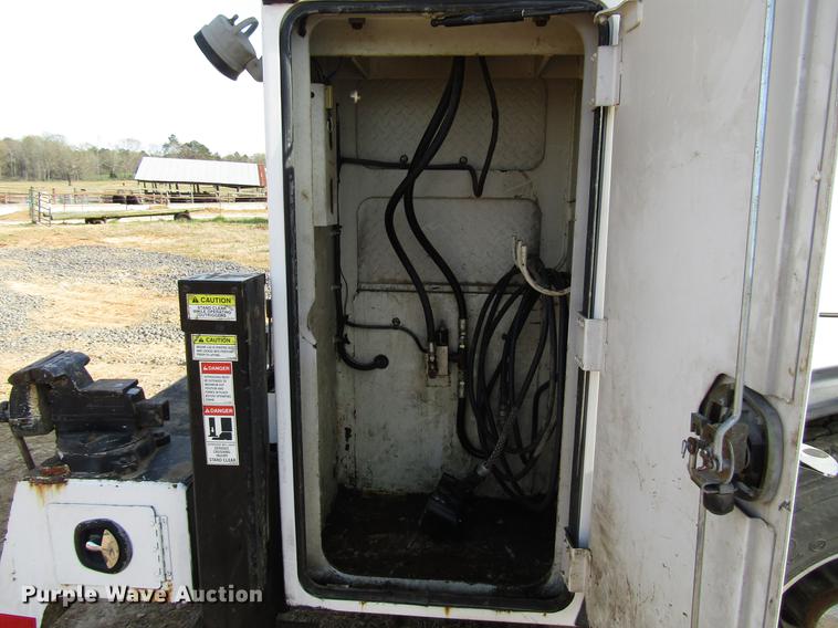 image for item FJ9635 1998 International 4700 service truck with crane