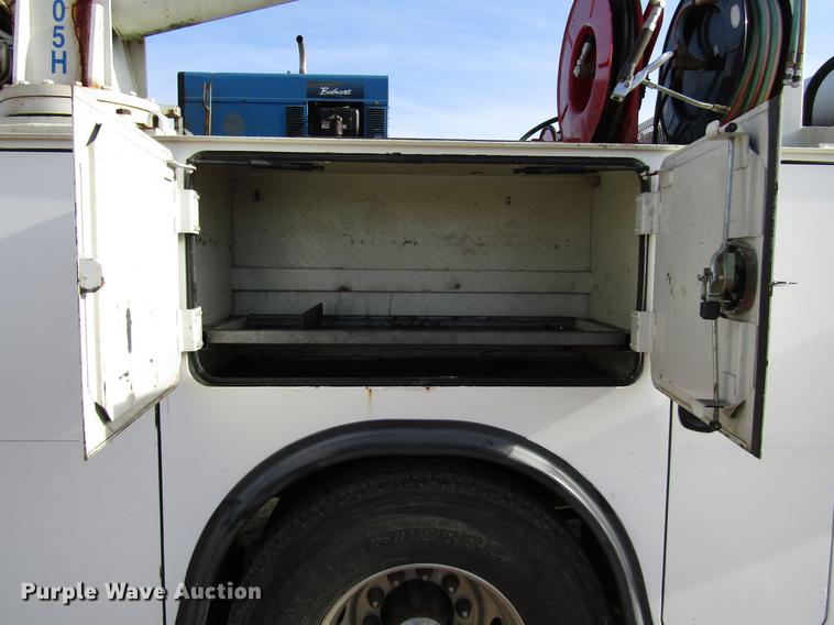 image for item FJ9635 1998 International 4700 service truck with crane