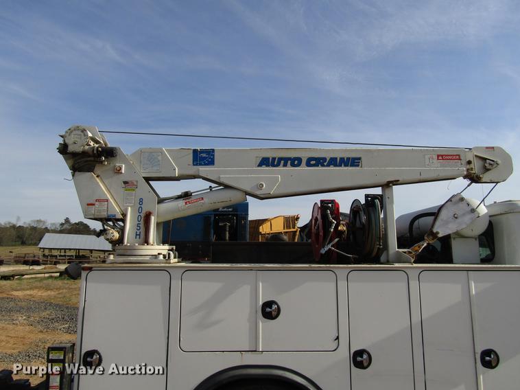 image for item FJ9635 1998 International 4700 service truck with crane