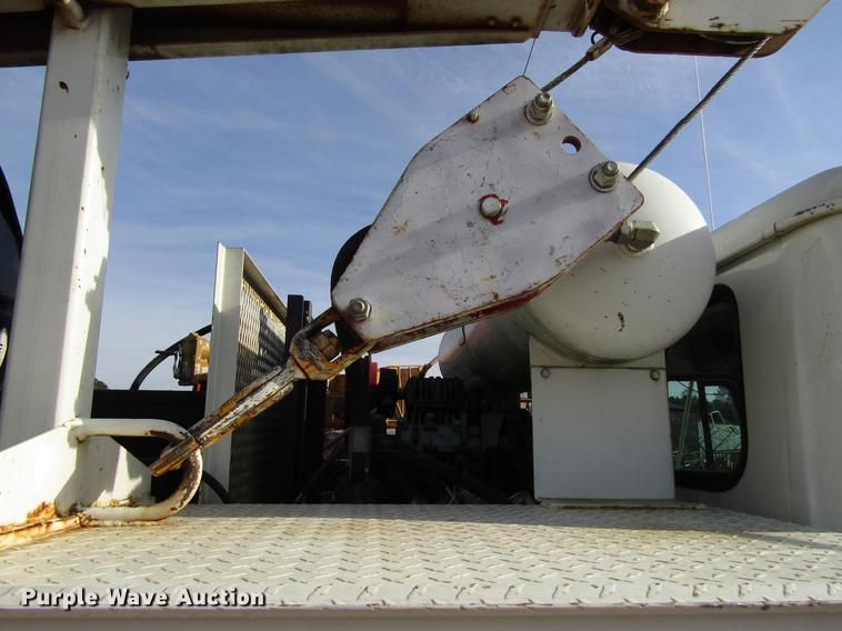 image for item FJ9635 1998 International 4700 service truck with crane