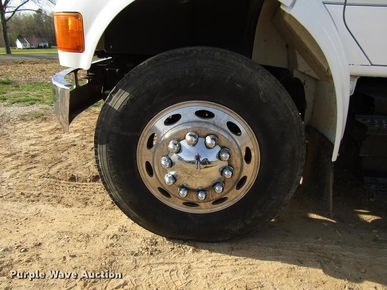 image for item FJ9635 1998 International 4700 service truck with crane