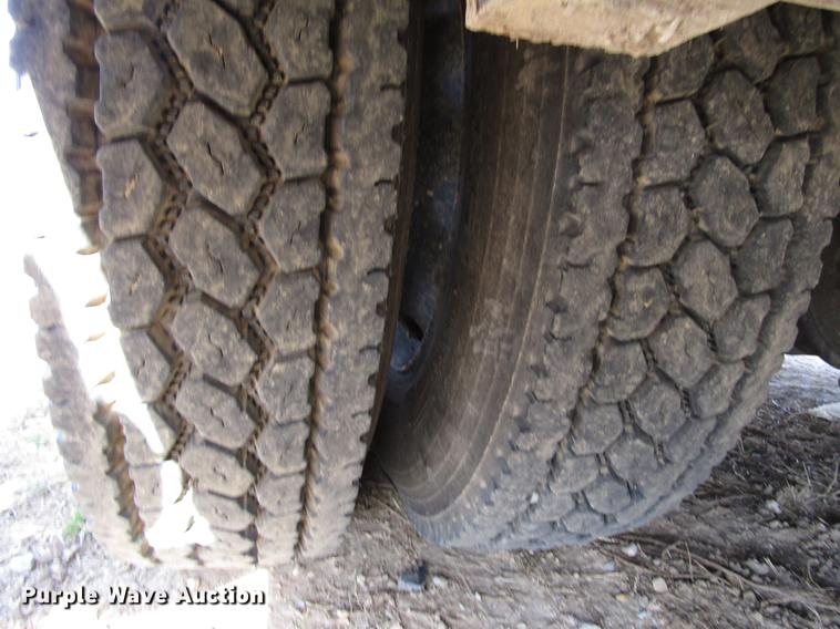 image for item FJ9635 1998 International 4700 service truck with crane