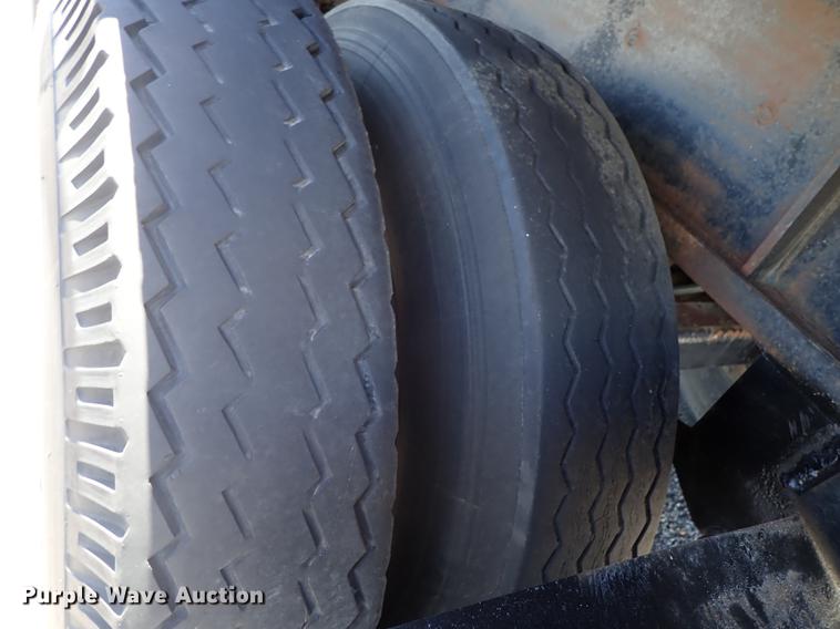 image for item FN9971 1980 Fruehauf flatbed trailer