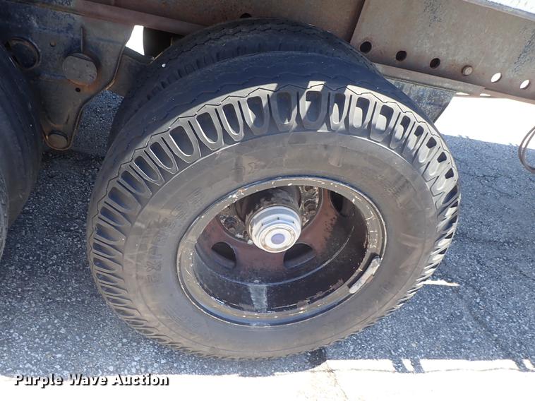 image for item FN9971 1980 Fruehauf flatbed trailer