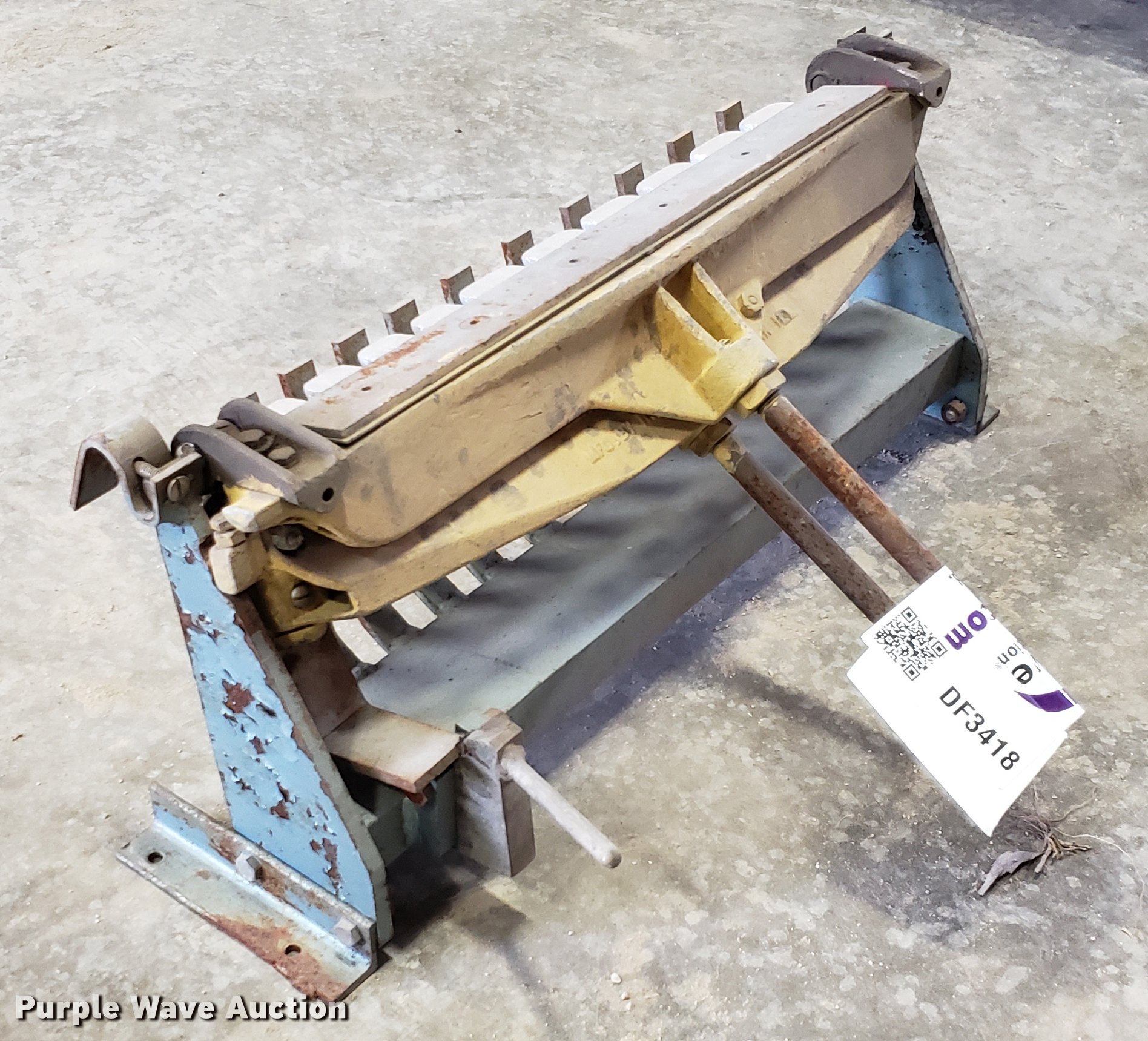 Cleat bender in Cleveland, MO Item DF3418 sold Purple Wave