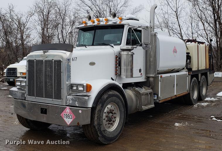 image for item AV9353 1995 Peterbilt 378 fuel truck
