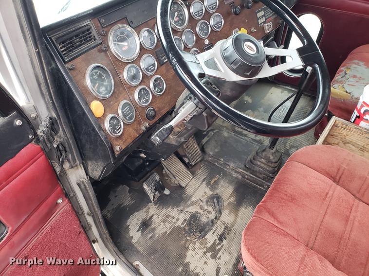 image for item AV9353 1995 Peterbilt 378 fuel truck